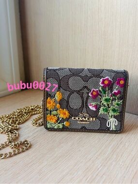 NWT🌷Coach Mini Wallet On A Chain
In Signature Jacquard With Floral Embroidery
